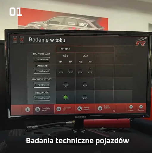 Diagnosta wykonujący badanie techniczne pojazdu na stacji kontroli pojazdów