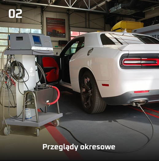 Mechanik wykonujący przegląd okresowy samochodu w warsztacie