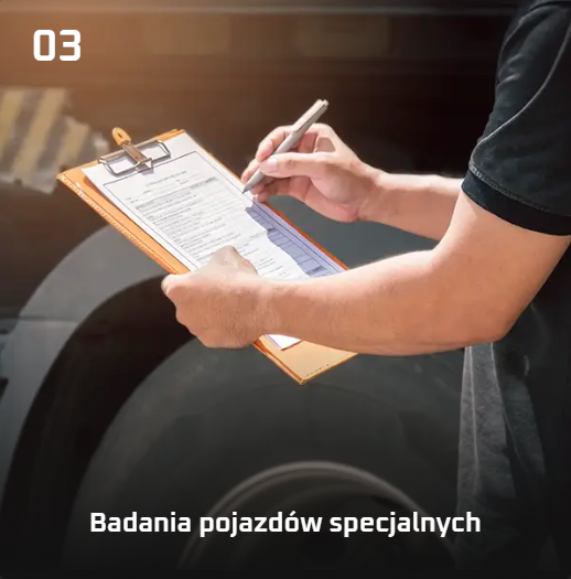 Diagnosta wykonujący badanie techniczne pojazdu specjalnego na stacji kontroli