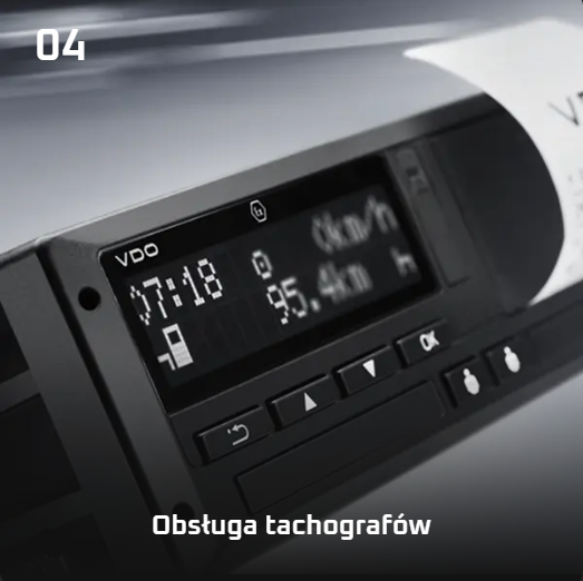 Technik obsługujący tachograf w ciężarówce.