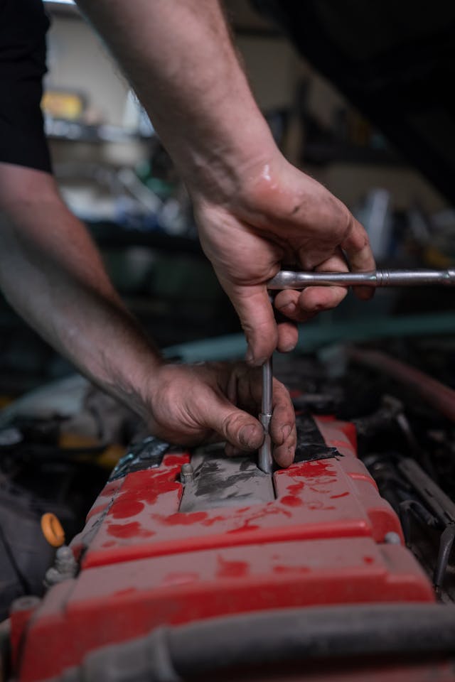 Warsztat samochodowy – mechanik podczas diagnostyki pojazdu.